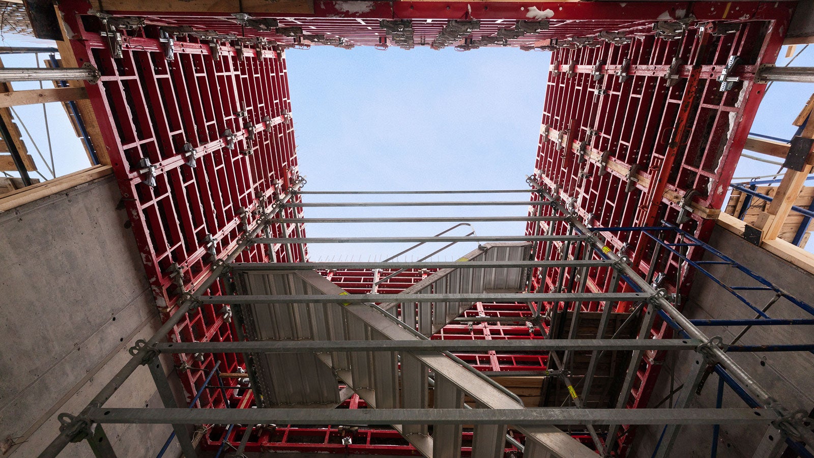 С использованием шахтных элементов TSE демонтаж и перестановка внутренней опалубки шахт занимает не более 10 минут. Необходимо лишь подцепить крановыми захватами шахтные элементы, вытащить тяжи и далее единой конструкцией переместить опалубку на следующую захватку. 