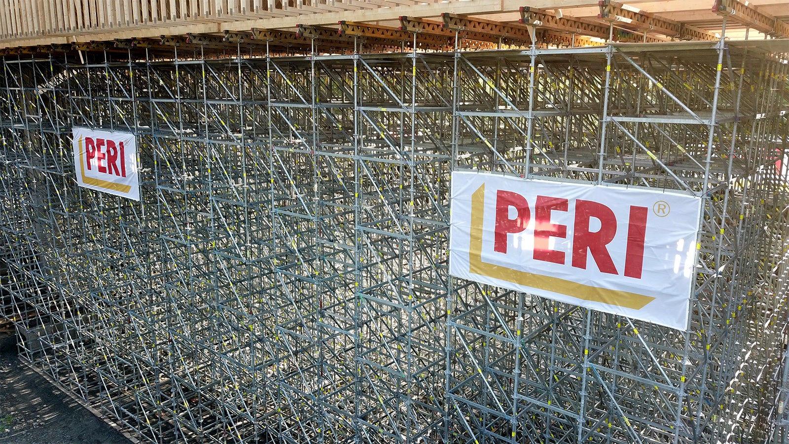 Nagy egységekben áthelyezhető: a rúdelemek és a vízszintes hevederek közötti különösen merev csomóponti kapcsolatoknak köszönhetően