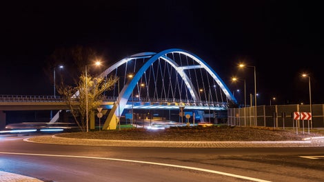 Widok zrealizowanego wiaduktu i nocna iluminacja.