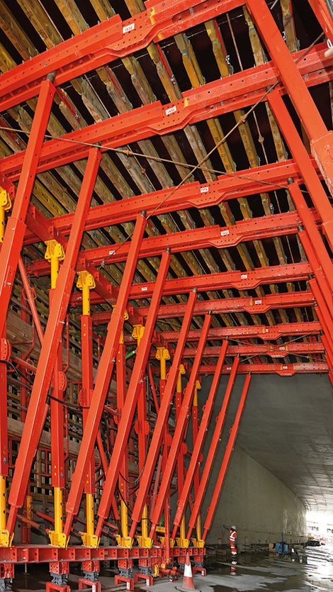 Vastavus projektinõutele saavutati tänu kohandatud VTC tunneliraketisele, mis koosnes standardsetest VARIOKIT komponentidest kombinatsioonis GT 24 taladega ja erineva pikkusega lattidega. (Foto: PERI GmbH)<br/>