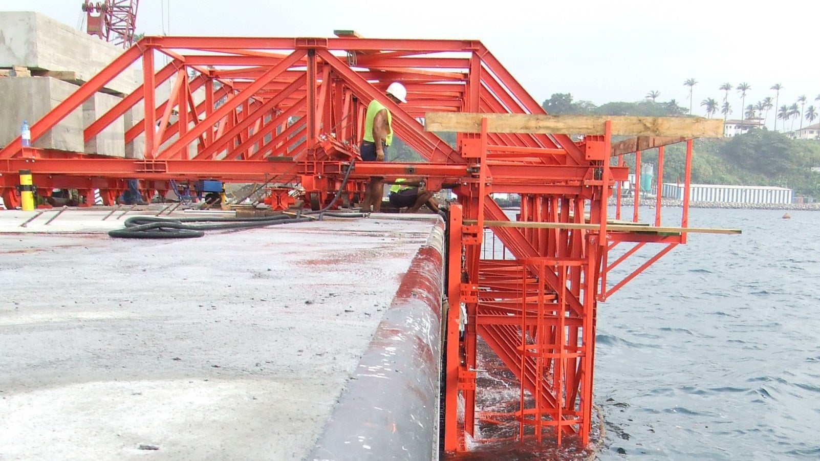 Aspecto da 1ª betonagem após descofragem e movimentação<br/>