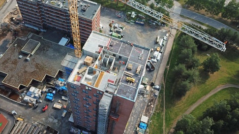 Laptin runkotyönjohtaja Juha Virrankari pitää itsestään selvänä, että korkea tornitalo kannattaa toteuttaa paikallavalurakenteisena, koska paikallavaletut kerrokset ovat kosteudenhallinnallisesti paljon helpompia. 