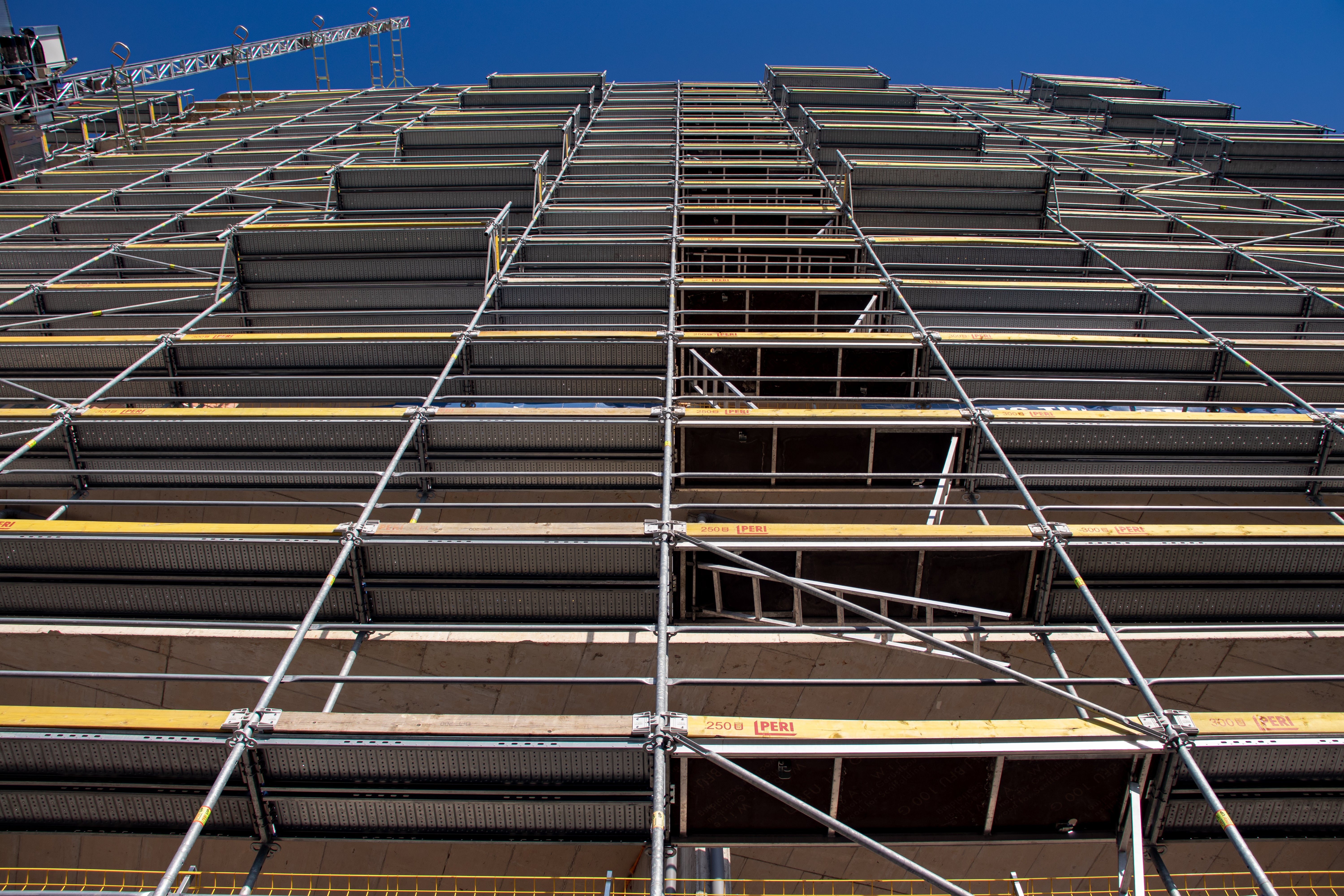 Интегрираната розетка към системата фасадно скеле PERI UP Easy позволява монтирането на конзоли навън и към сградата на всяко ниво.