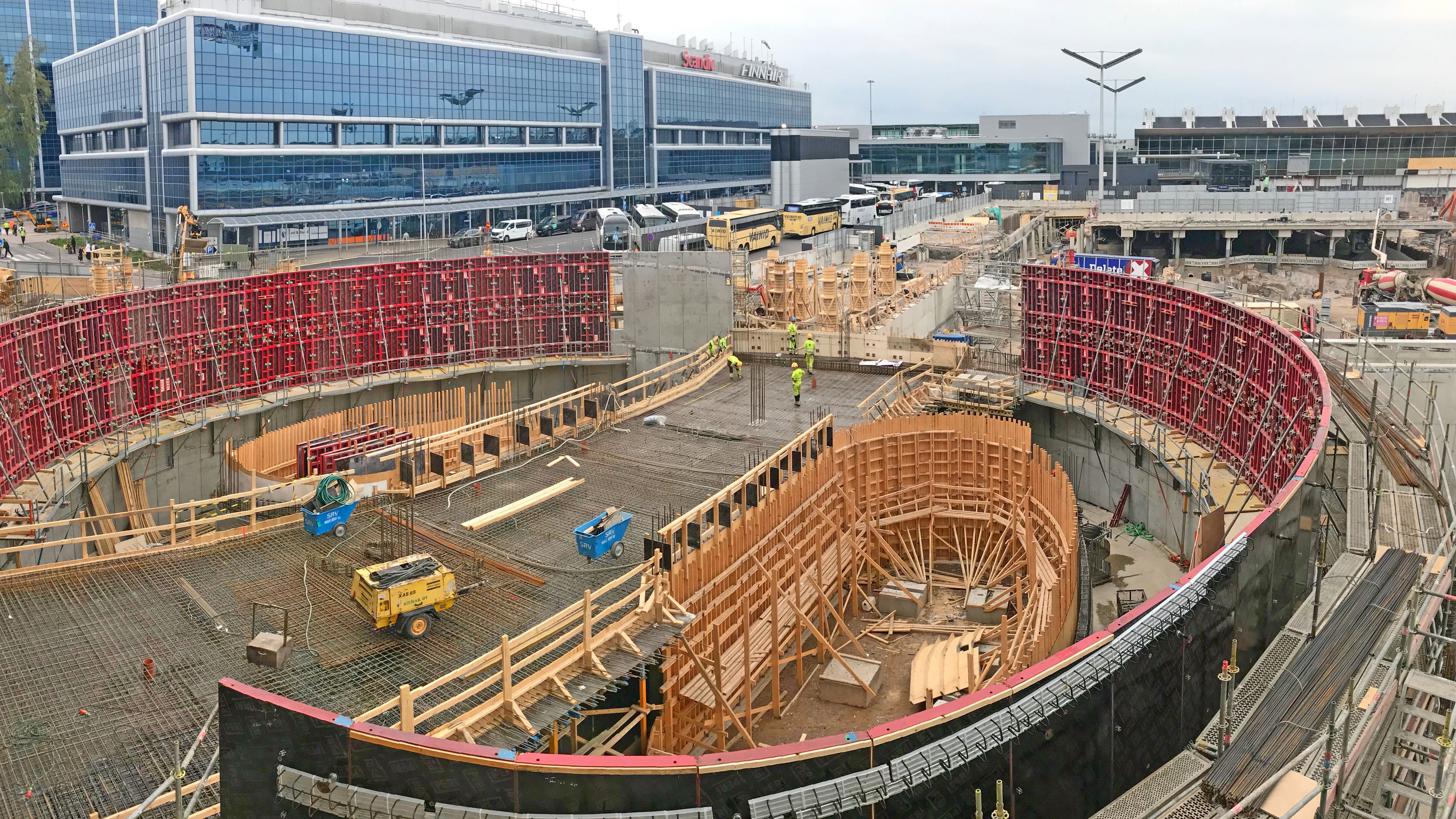 Parkkihallin kaarevaa seinää muotitettuna MAXIMO-järjestelmällä.