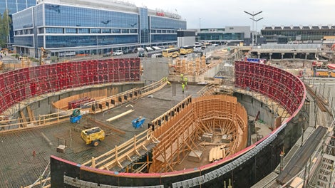 Parkkihallin kaarevaa seinää muotitettuna MAXIMO-järjestelmällä.