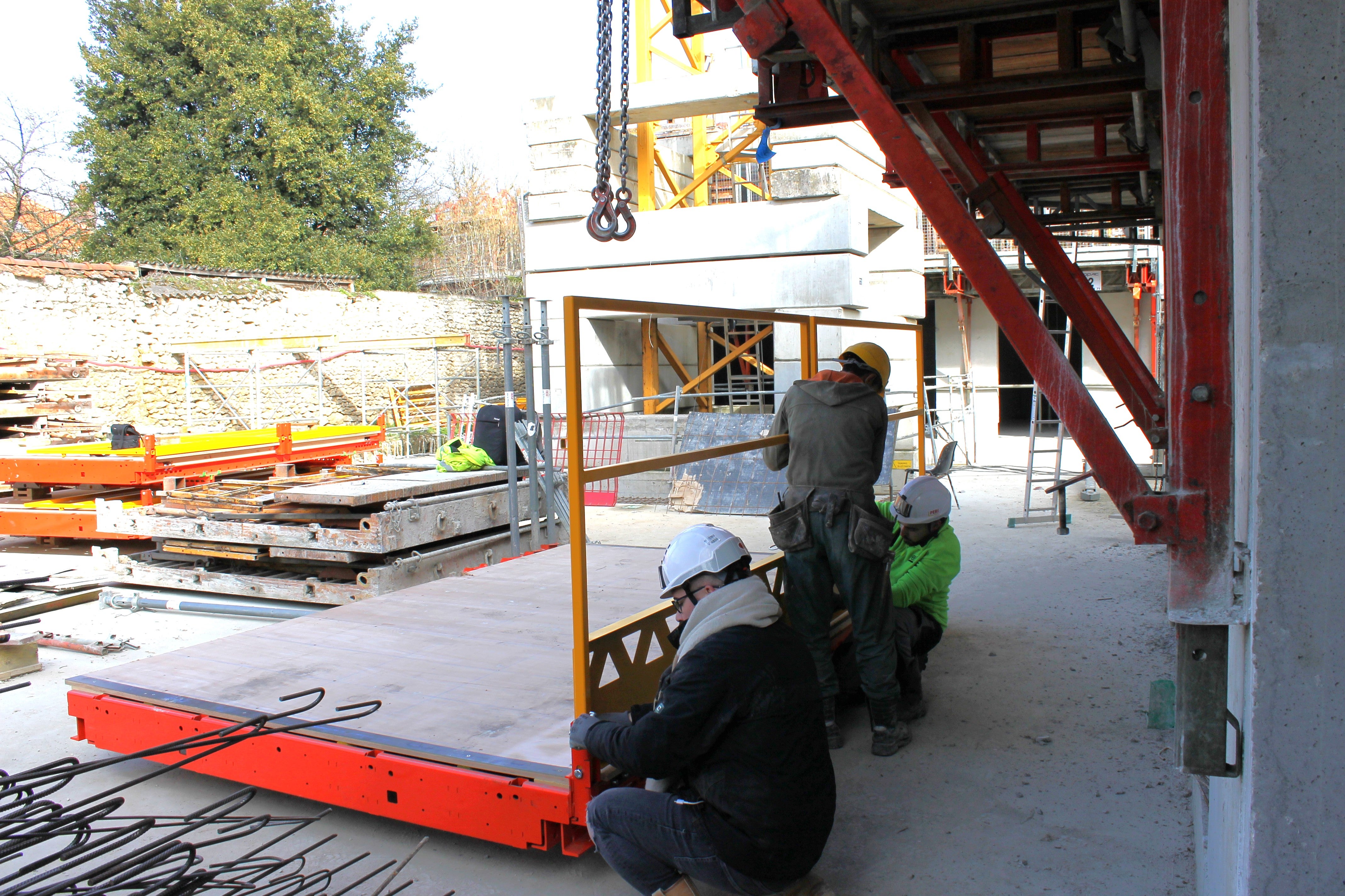 Dotée d'une sécurité intégrée et colisée, notre solution assure un déploiement rapide sur chantier. Avec une hauteur de 1,35 m, elle offre une protection efficace même depuis la dalle coulée, assurant ainsi la sécurité sur chantier.