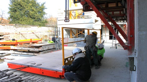 Dotée d&#039;une sécurité intégrée et colisée, notre solution assure un déploiement rapide sur chantier. Avec une hauteur de 1,35 m, elle offre une protection efficace même depuis la dalle coulée, assurant ainsi la sécurité sur chantier.