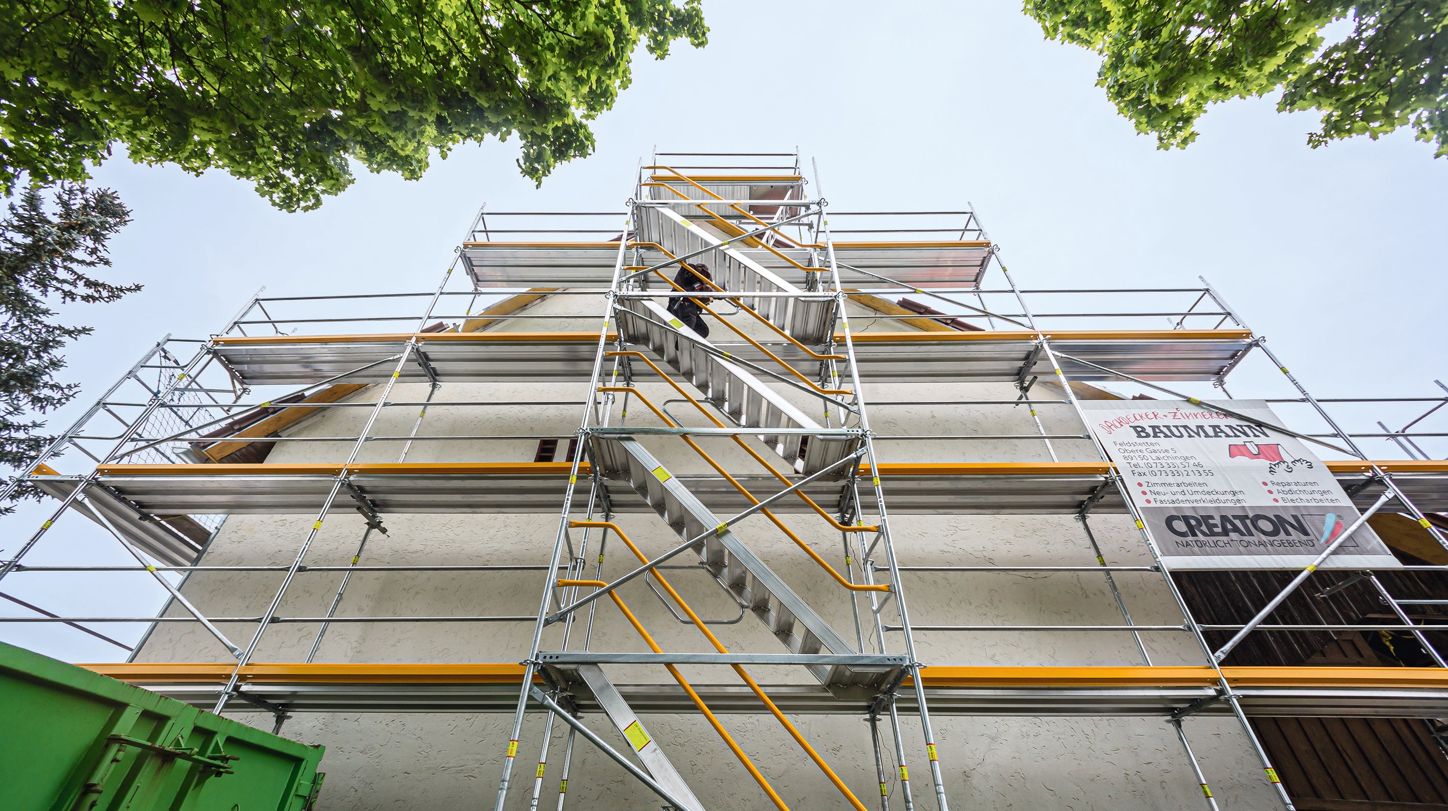 Durch die vorlaufenden Treppengeländer ist der Monteur bereits gesichert, wenn er auf die nächst höher gelegene Lage aufsteigt.<br/>