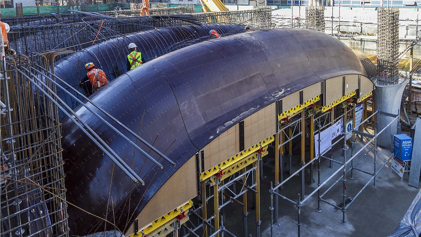 Construção do Edifício IME sobre a Estação Plaza de Armas, como nova estratégia urbana adotada pelo Metrô Santiago, propondo a construção de novas estações em zonas históricas da cidade.