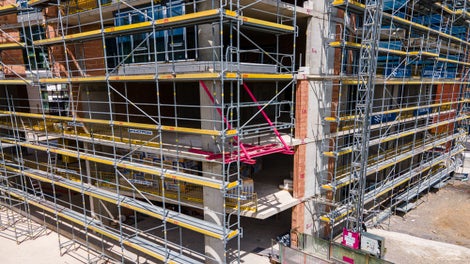 Скелето е прекъснато в зоната на хаспела, а товаро-разтоварните действия изискват скелето в съседство да започва от 3-ти етаж