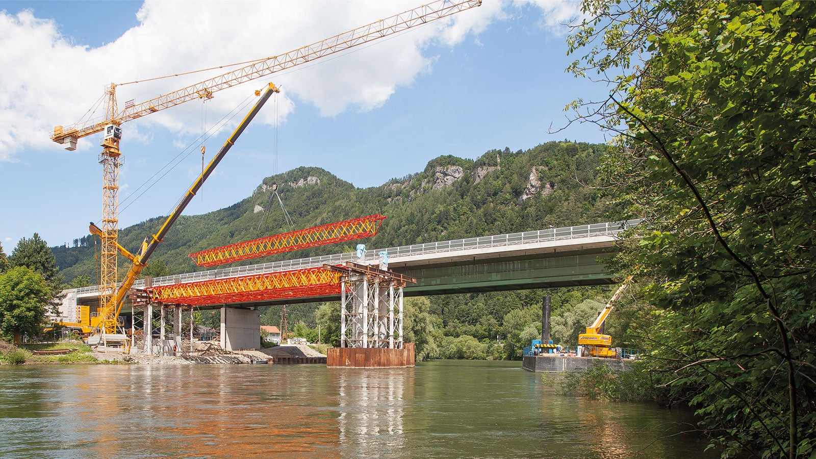 For the construction of the Mur Bridge near Frohnleiten, the new VARIOKIT heavy-duty truss from PERI has set new standards in shoring operations.