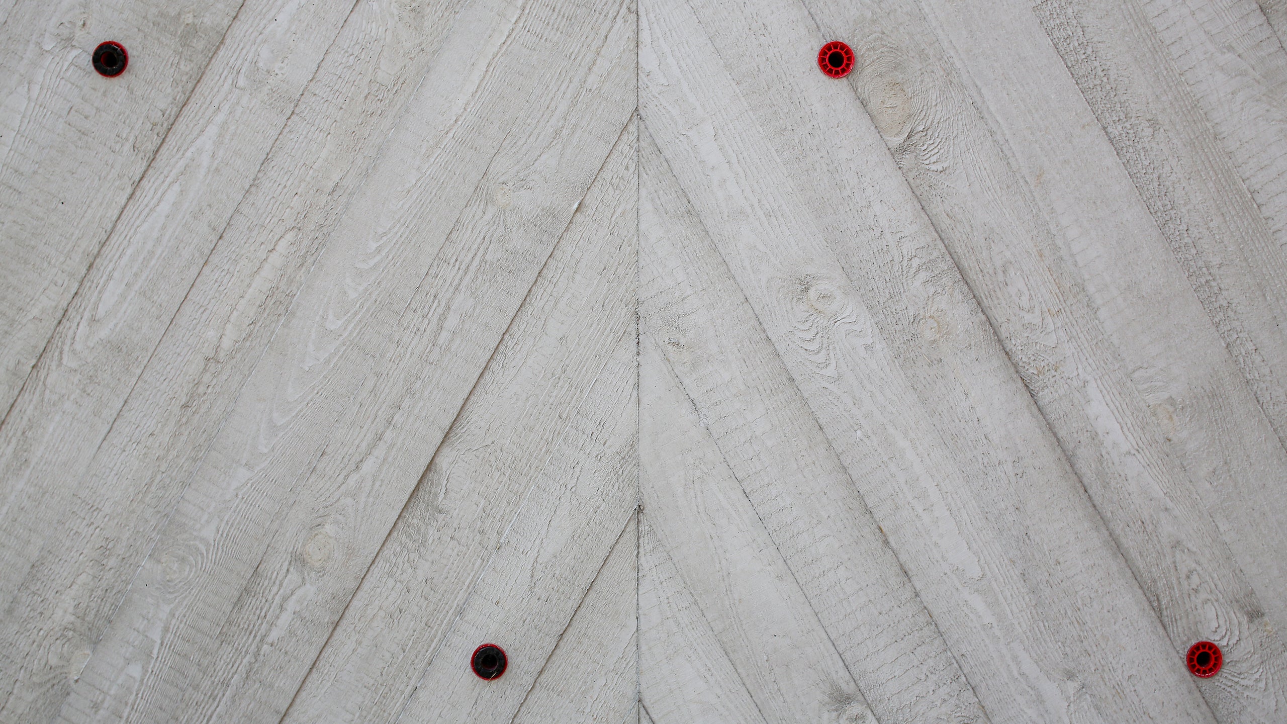 Widok ściany szczytowej na ostatnim piętrze, beton architektoniczny z odciskiem surowych desek.