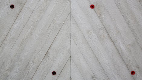 Widok ściany szczytowej na ostatnim piętrze, beton architektoniczny z odciskiem surowych desek.