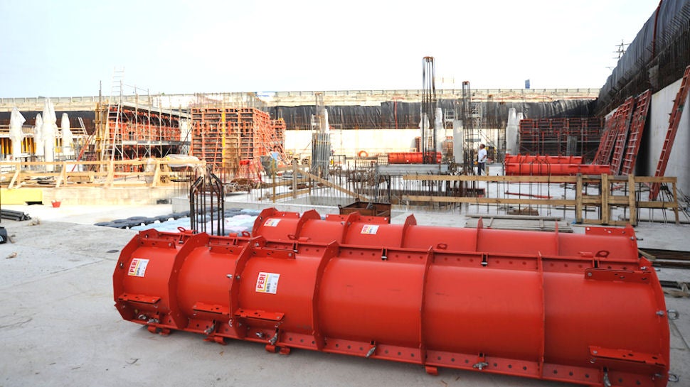 In primo piano la cassaforma SRS per i pilastri circolari