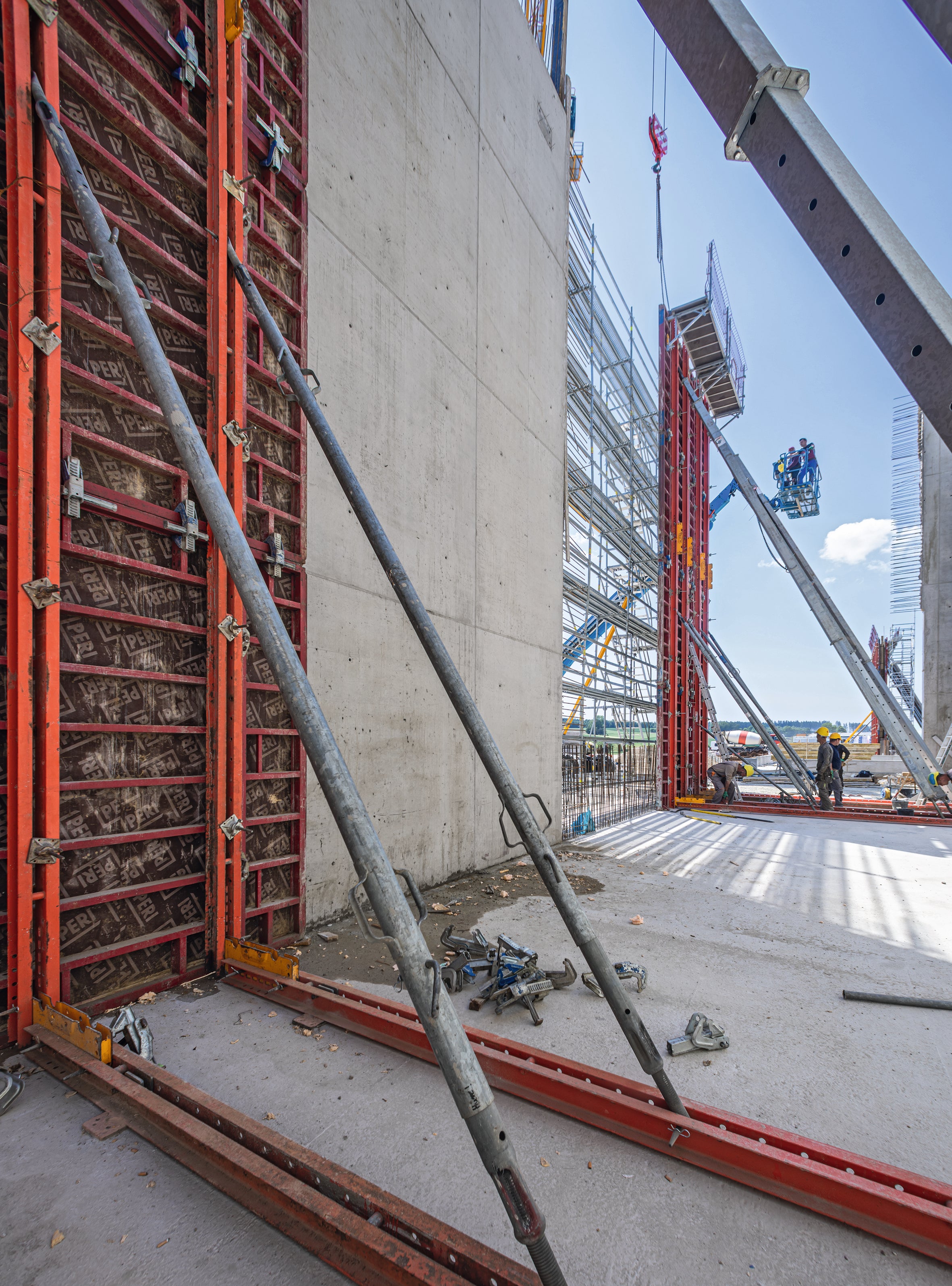 Die Fachwerk-Stützkonstruktion aus VARIOKIT Systembauteilen ist fest mit den MAXIMO Elementen verbunden, die integrierten Richtstützen dienen zur Ableitung der hohen Windlasten und zum lotrechten Ausrichten nach dem Umsetzvorgang.