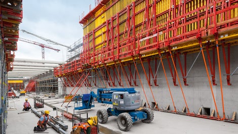The SCS Climbing System served as scaffolding for the 7.80 m high VARIO GT 24 Girder Wall Formwork for the second concreting cycle height.