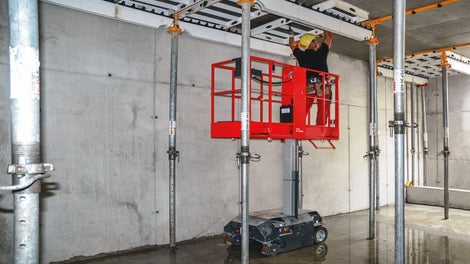 Kompaktní zařízení může být použito v úzkých místnostech, ale i venku, a to až do pracovní výšky 5,0 m.