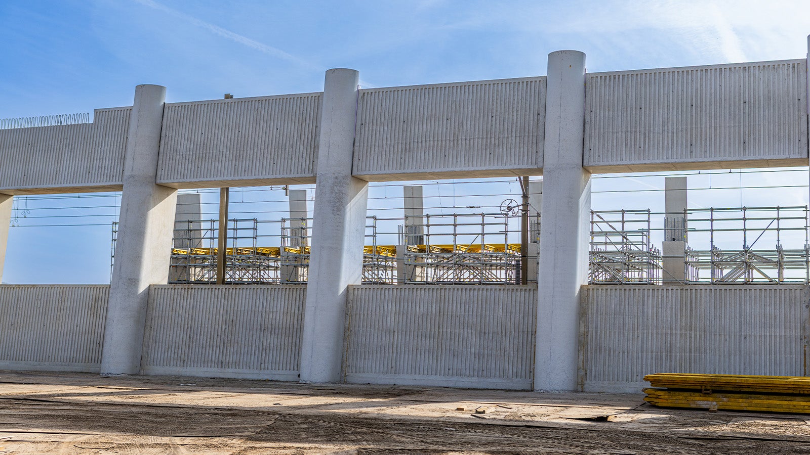 Eén van de onderdelen bij dit project is de bouw van een pergolabrug. Deze bestaat uit twee open wanden van ruim 9 meter hoog langs het bestaande spoor. Het dek dat over de pergola heen komt, wordt 80 meter lang. 