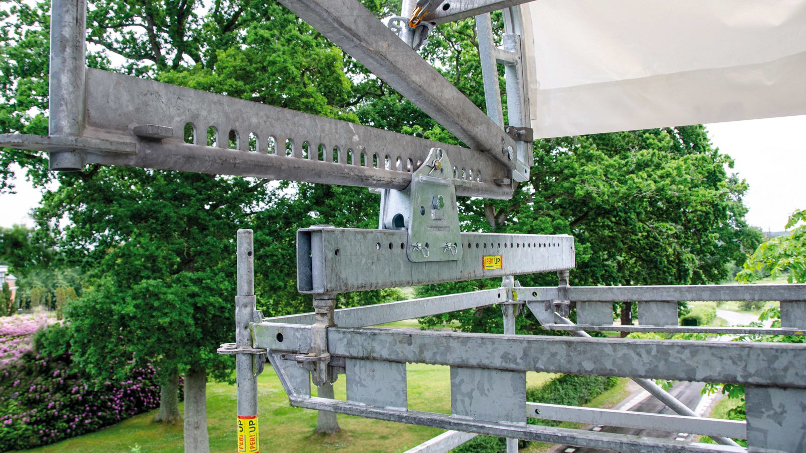 Den bevægelige støtte giver mulighed for at optimere det statiske system og let tilpasse overdækningen til taggeometrien