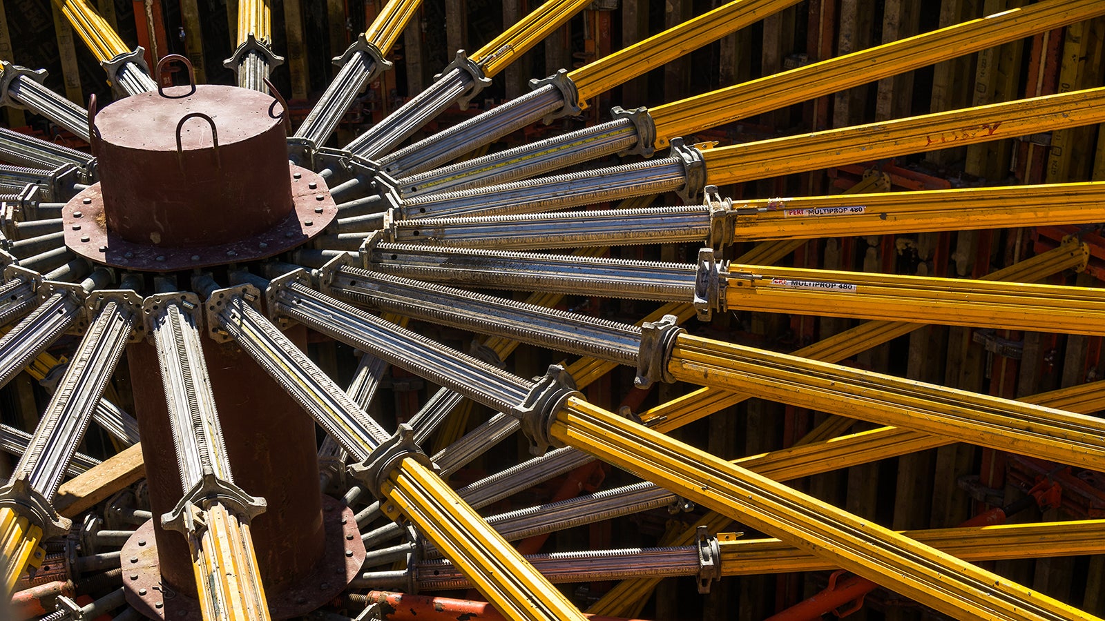 Поддерживающие стойки были прикреплены к опорной трубе через отверстия в расширенном поясе с помощью пальцев и шплинтов. К опалубочным щитам системы RUNDFLEX – через специальные адаптеры.