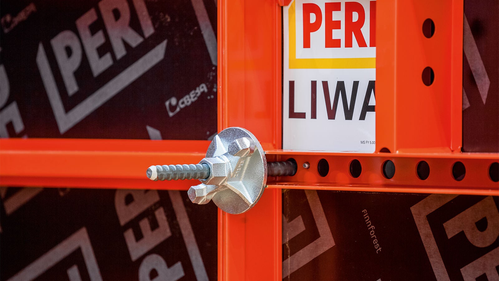 LIWA系统的所有模块均设计有拉杆孔条，保证了模块可作为柱模或角模使用，也因此精简了LIWA系统的模块规格。<br/>