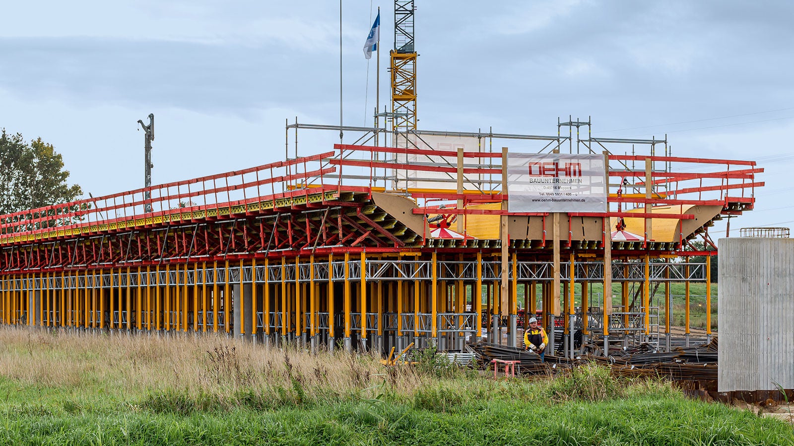 Die 211 m lange Brücke im Überflutungsgebiet der Ems ruht auf 85 Bohrpfählen und wird in drei Betonierabschnitten mit jeweils 57 m bzw. 88 m Länge hergestellt.