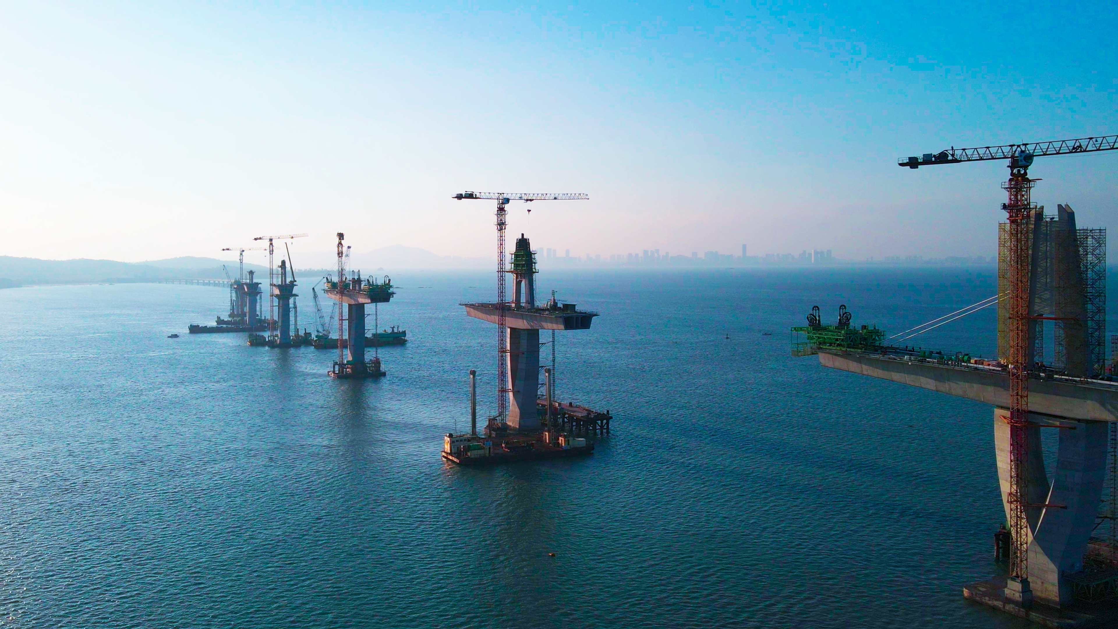 金門大橋是跨越金門海峽連接金門本島和烈嶼鄉的跨海大橋，是第一個在台灣設計並建造的大型跨海基礎設施專案。