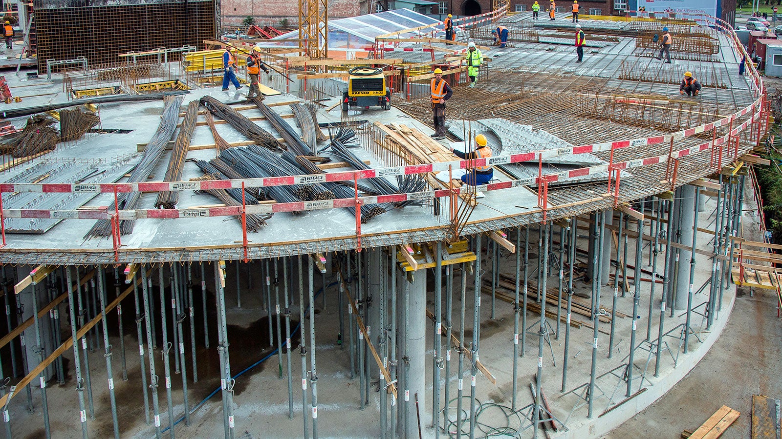 Dostawy materiału na budowę w systemie „just-in-time” pozwalały rozwiązać problem ograniczonej możliwości rozładunku transportów.<br/>