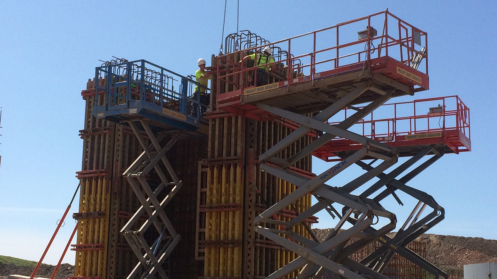 VARIO GT24 Girder formwork being used to construct the 15m high walls. This system is able to withstand high load bearing due to the girder system