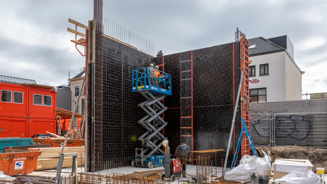 De vlechtwerkzaamheden voor het betonwerk vindt plaats op grote hoogte.