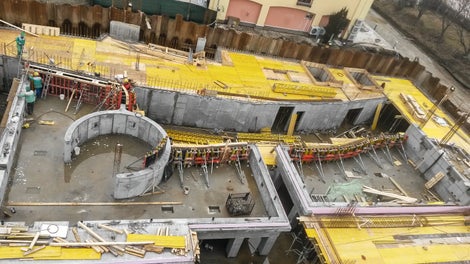 Bazény rôznych oblúkových tvarov na 1.NP sú umiestnené na podpernej konštrukcii stĺpov v suteréne. Pri debnení bazénov boli nasadené systémy MULTIFLEX, RUNDFLEX a QUATTRO.