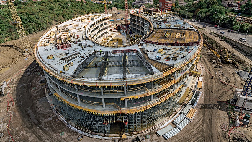 Na stavbě byly použity běžné bednicí systémy jako TRIO, MULTIFLEX a SRS, v případě potřeby doplněné o lešení PERI UP Rosett.