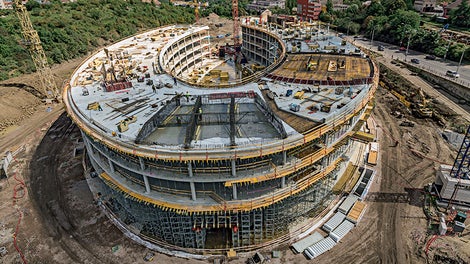 Na stavbě byly použity běžné bednicí systémy jako TRIO, MULTIFLEX a SRS, v případě potřeby doplněné o lešení PERI UP Rosett.