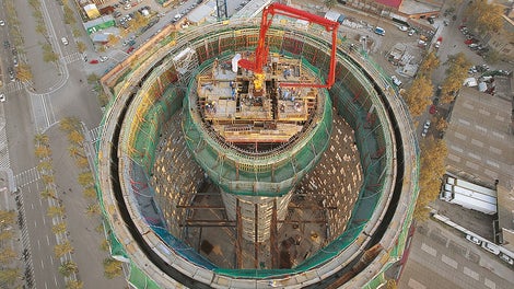 Apart from the formwork, working scaffold and other equipment, the ACS-P version on the core also carried the placing boom from floor to floor.