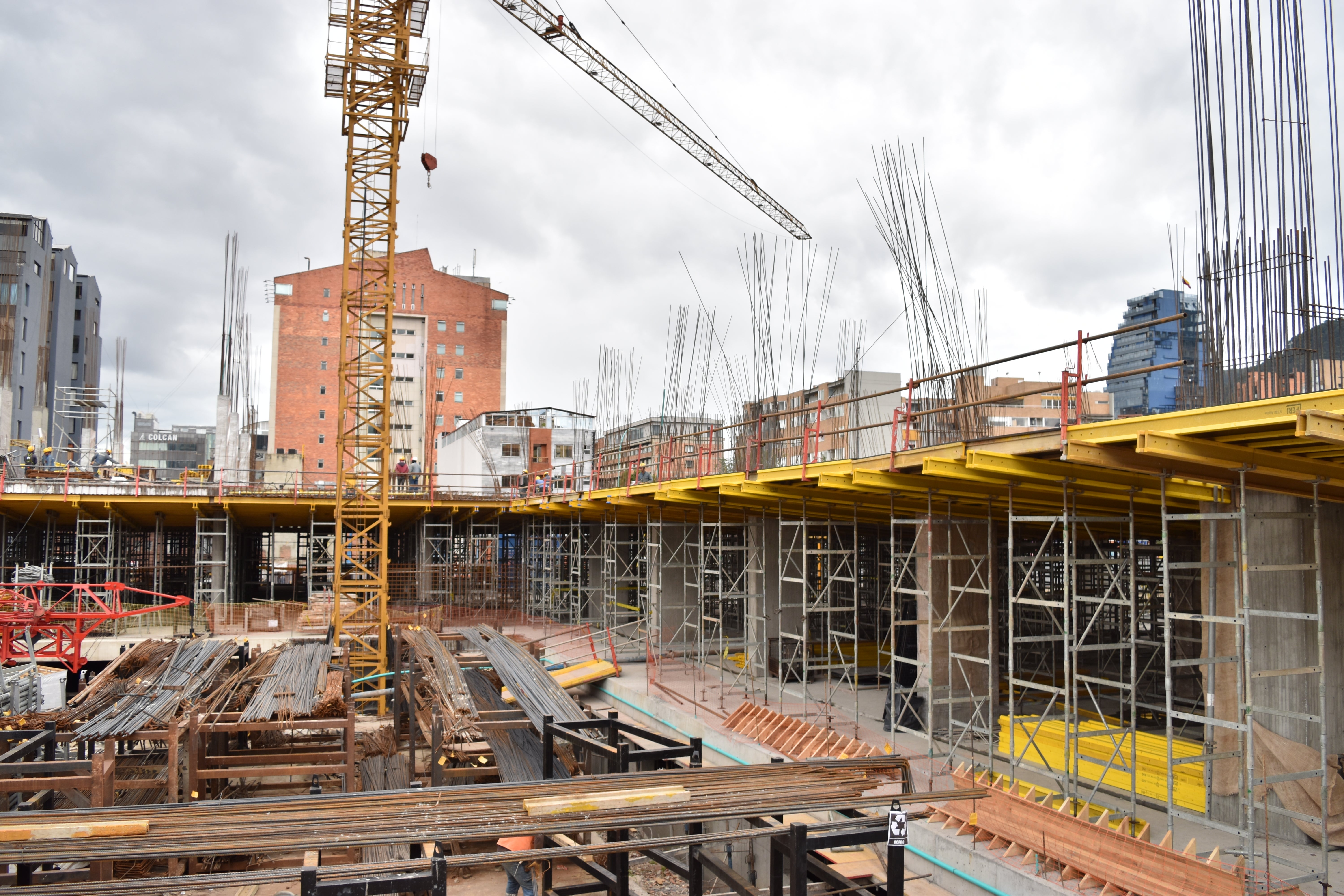 Encofrado para losas con vigas MULTIFLEX, en combinación con torres de carga ST-100