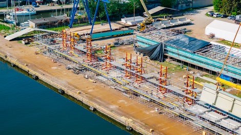 Elementy mostu w Tromsø powstały w Polsce – w stoczni jachtowej w Szczecinie – przy użyciu rusztowań PERI UP i systemu VARIOKIT. 