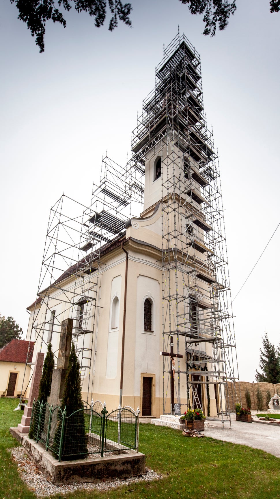 Pre lešenie PERI UP nie je žiadnym problémom zužujúci sa tvar veže kostola alebo sťažená možnosť založenia kvôli strmému sklonu strechy kostola.