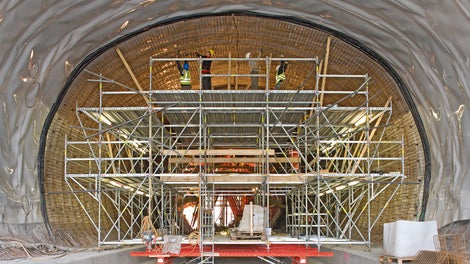 Für die vorlaufenden Bewehrungsarbeiten wurde auf Basis des PERI UP Rosett Modulgerüstsystems eine fahrbare Arbeitsplattform montiert. Konsolverbreiterungen sorgten für eine optimale Anpassung an die komplizierte Tunnelgeometrie und damit für maximale Arbeitssicherheit.