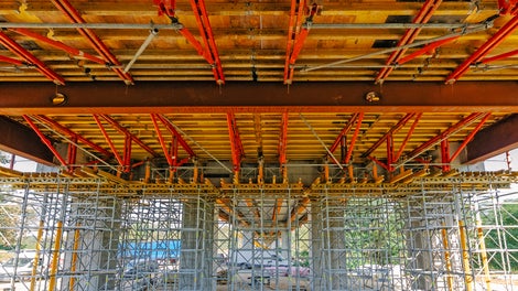 Systemy PERI na budowie łącznika obwodnicy północnej w Kędzierzynie Koźlu. Obiekt mostowy przez rzekę Kłodnicę i Kanał Gliwicki.