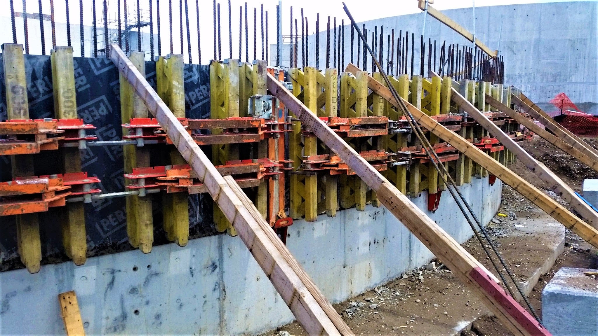 RUNDFLEX panels being used to form the slab edge for a new clarifier tank