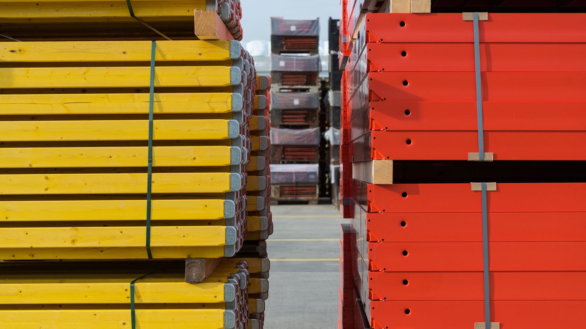 Аренда с PERI – это приобретение высокотехнологичного оборудования во временное пользование в объеме, соответствующему проекту строительства. Комплектация набора происходит согласно спецификации, составленной инженерами PERI в тесном контакте с заказчиком. Минимальный срок аренды составляет 2 недели. При этом максимальный ограничен лишь периодом использования оборудования на строительной площадке.