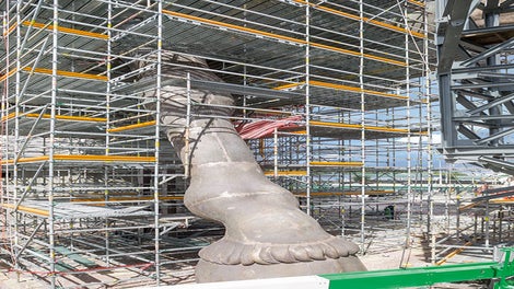 PERI UP was flexibly adapted to suit the organic shape of the bronze sculpture in 25 cm increments and thus provided optimum conditions for all necessary operational steps: adjustment, welding, processing, chasing and patinating.