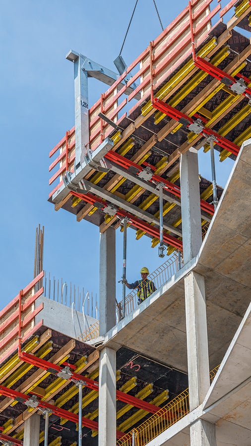 The project-related, customized slab tables were positioned with the PERI lifting fork, including the guardrail. 