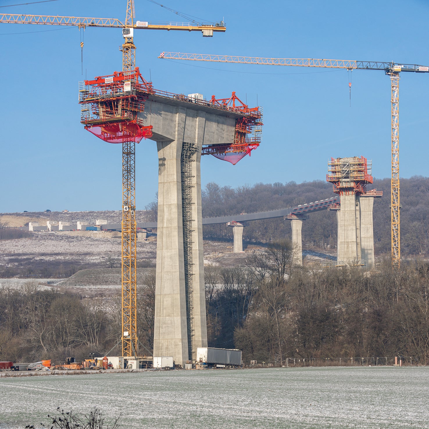 Während am nördlichen Doppelpfeiler noch der Hammerkopf eingeschalt ist, werden vom südlichen Hammerkopf aus bereits die ersten Überbauabschnitte im Freivorbau hergestellt.