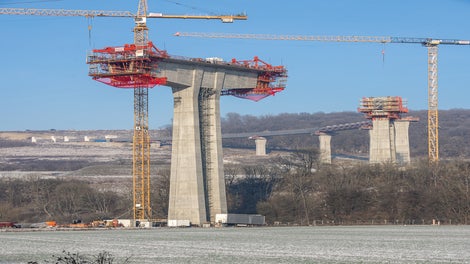 Während am nördlichen Doppelpfeiler noch der Hammerkopf eingeschalt ist, werden vom südlichen Hammerkopf aus bereits die ersten Überbauabschnitte im Freivorbau hergestellt.