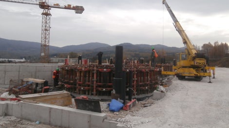 Pomocou kruhového stenového debnenia RUNDFLEX bol dosiahnutý tvar dokonalého kruhu tzw. nádrží grow tank a nursery tank pre chov rýb z čelade Klárius Panafrický.