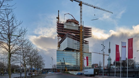Verschillende fases van de bouw van het Rai hotel in Amsterdam in een foto.