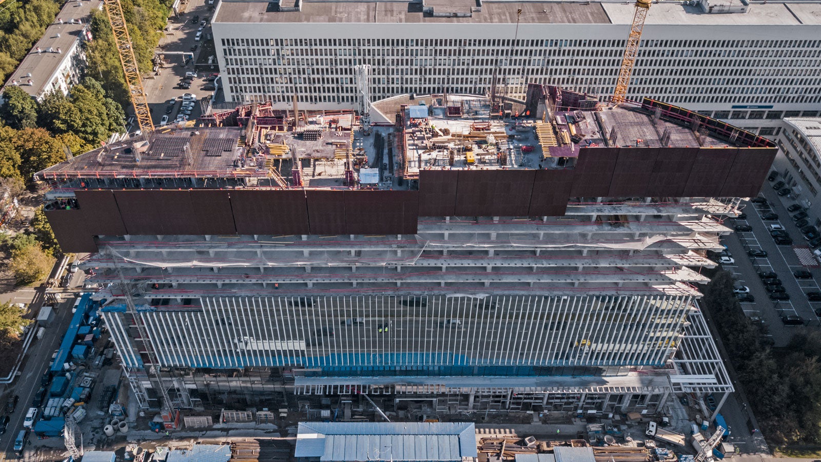 Специально для проекта разработали решение защиты острых углов здания: панели ветрозащиты соединили под острым углом. При этом закрыты сразу 2 этажа, что позволяет вести работы одновременно на 2-х монтажных горизонтах. Более того, панели ветрозащиты можно поднимать на следующий уровень отдельными модулями.