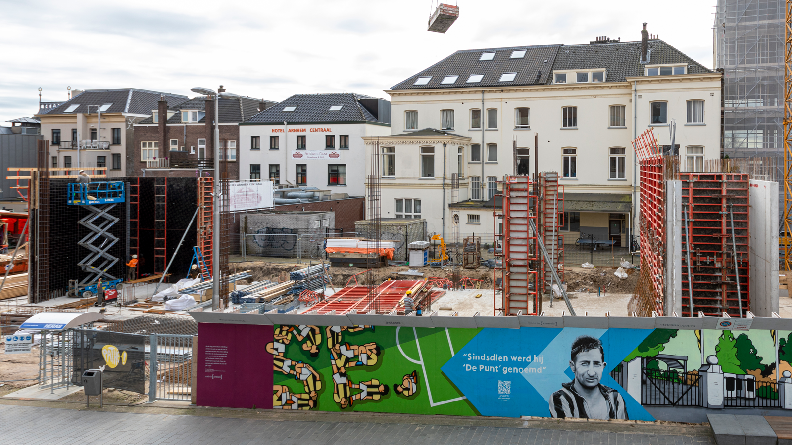 In het stationsgebied van Arnhem wordt een multifunctioneel complex gebouwd met appartementen, winkels/horeca en een hotel.