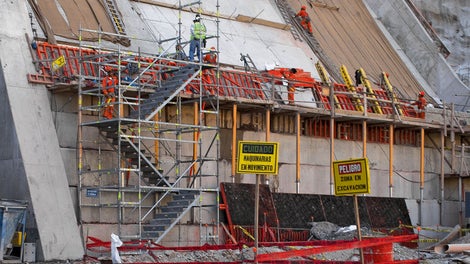 Breite Treppe als Zugang zu den Schal- und Betonierebenen eines Staudammes.